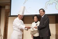 代表理事中村勝宏より、フィリピン大使ご夫妻に目錄贈呈