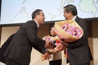 フィリピン大使ご夫妻へ、ボランディアでご参加いただいている第一園芸様より花束贈呈