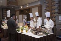 食事の合間にシェフとお話をされるお客様