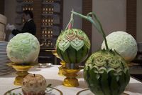 インターコンチネンタル東京ベイより、フルーツカービング